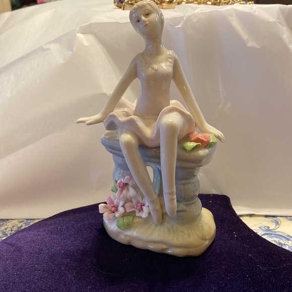 Lladró Like Porcelaine Ballerina Sitting On A Garden Bench figurines, By Meico - Picture 6 of 8